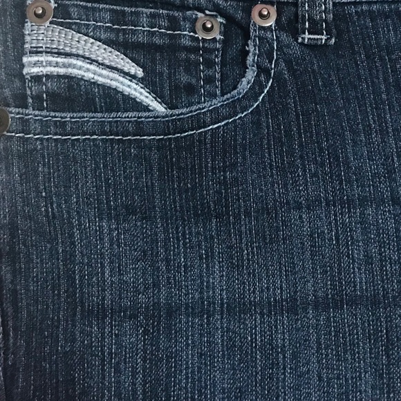 EUC JEAN BERMUDA SHORTS SO STYLISH AND COMFY!!⭐️❤️ - Picture 3 of 5